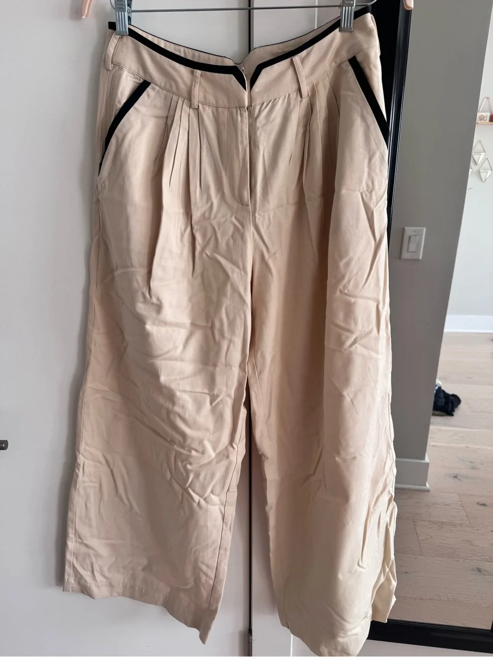 Anthropologie SOVERE Express Wide Leg Pleated Pants Cream Black Trim US 8 - Picture 2 of 3
